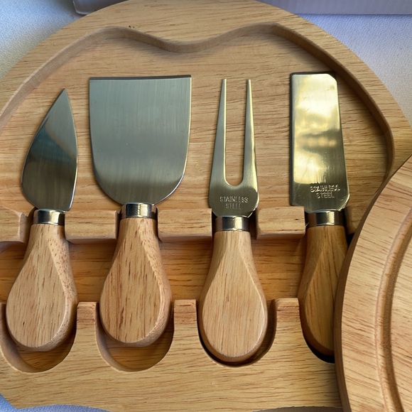 Cheese Board & tools Set.Brand New With box.Circle Initial C. 5 Piece. - Picture 5 of 6